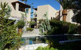 Kleine Wege und Treppen führen zu den Zimmern und Suiten, die sich über 13 Häuser am Hang verteilen.